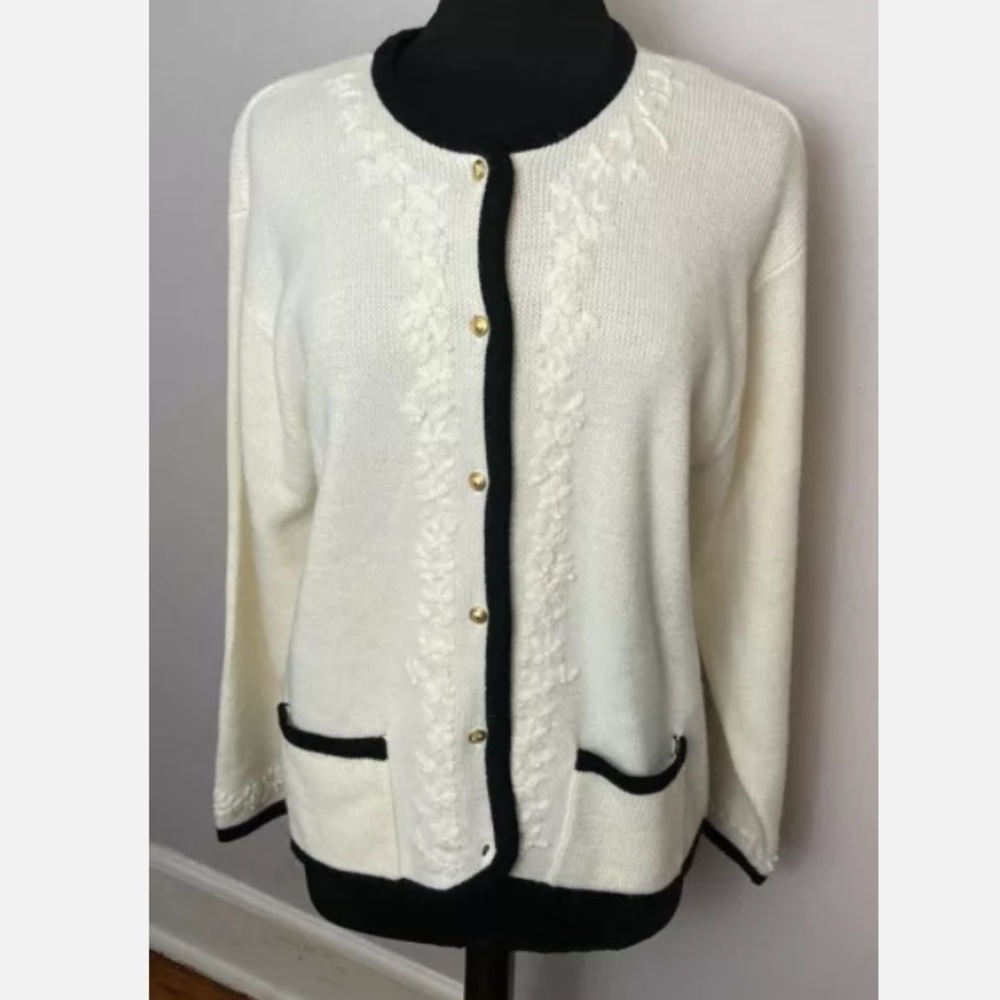 8-27 Croft and Barrow white cardigan gold buttons XL embroidered classic